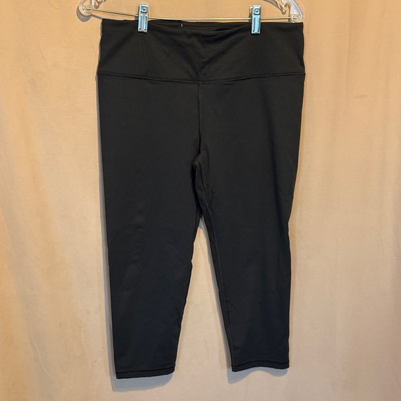 Victoria's Secret Black VSX Sport capri Leggings - Picture 1 of 7